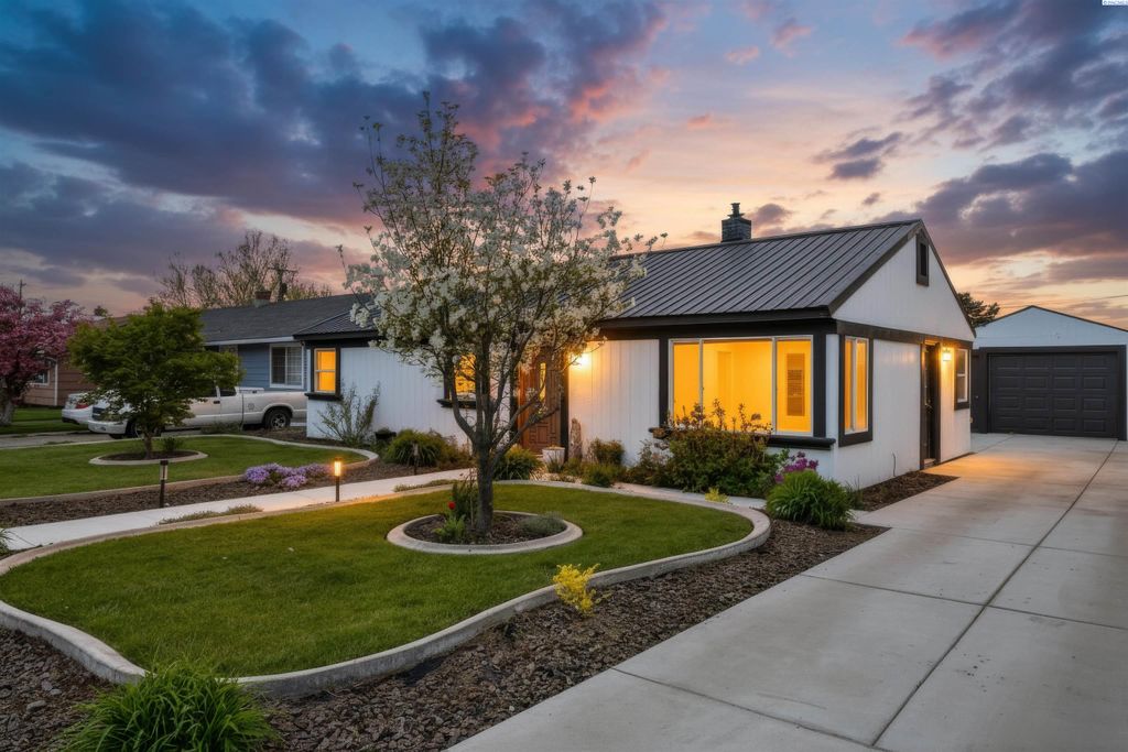 Photo of 1910 N 9th Ave, Pasco, WA 99301 (MLS # 292166)