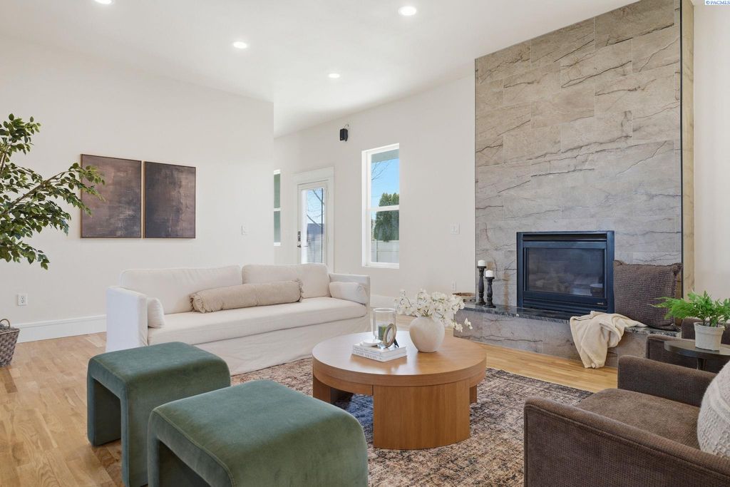 Photo of 4211 Tamarack Rd, West Richland, WA 99353 (MLS # 290969)