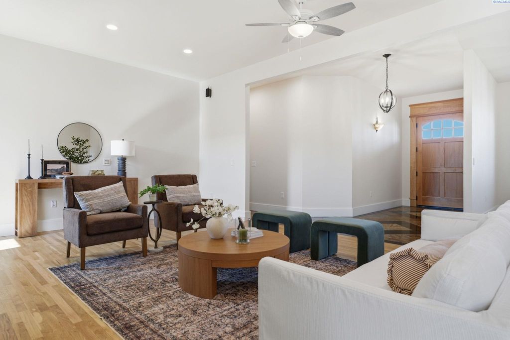 Photo of 4211 Tamarack Rd, West Richland, WA 99353 (MLS # 290969)