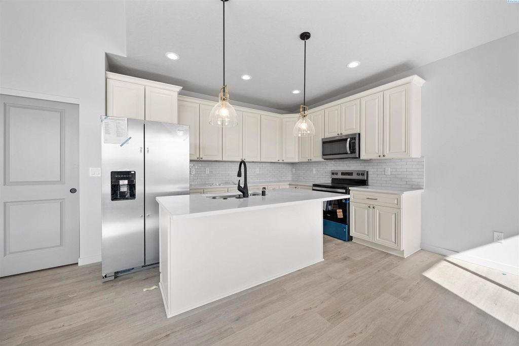 Photo of 606 Eureka Ave, Pasco, WA 99301 (MLS # 291433)