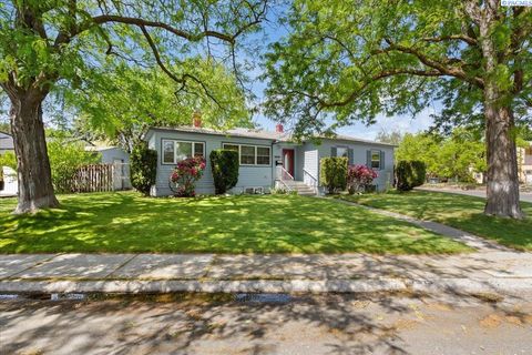 Photo of 1947 Harris Ave, Richland, WA 99354 (MLS # 293086)