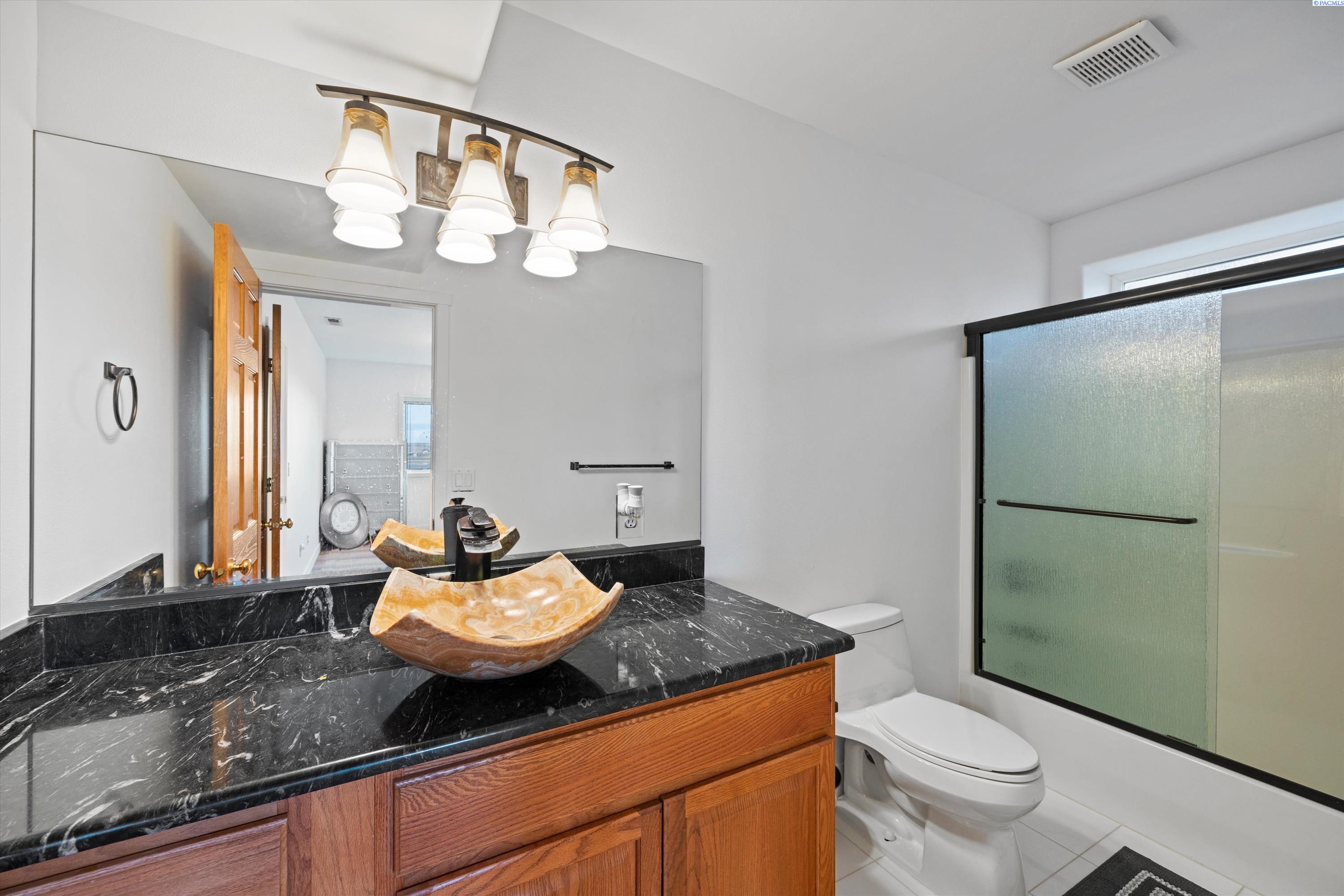 Richland, Washington 99352, United States, 5 Bedrooms Bedrooms, ,4 BathroomsBathrooms,Residential,Active,237976