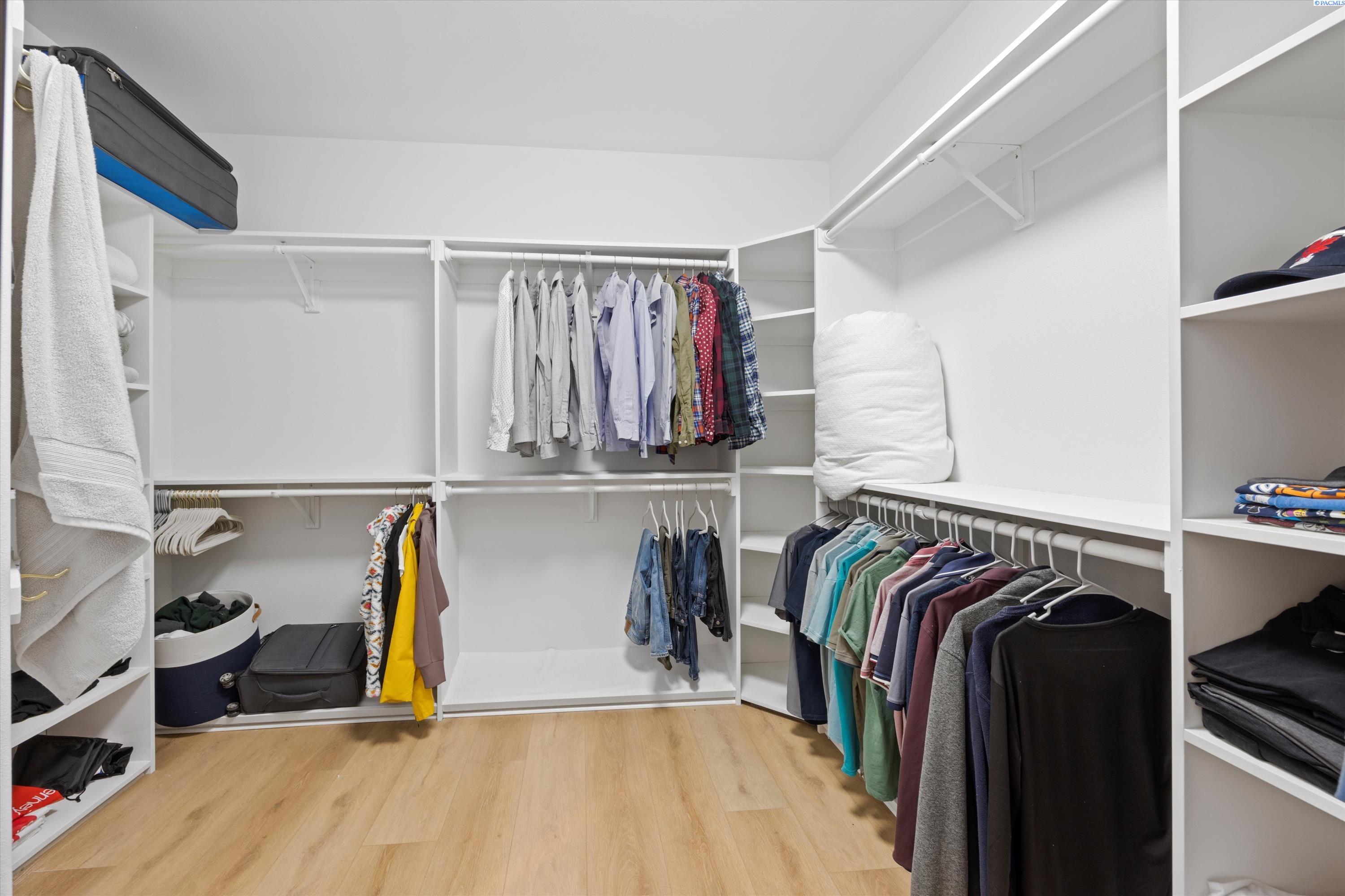 Richland, Washington 99352, United States, 5 Bedrooms Bedrooms, ,4 BathroomsBathrooms,Residential,Active,237976