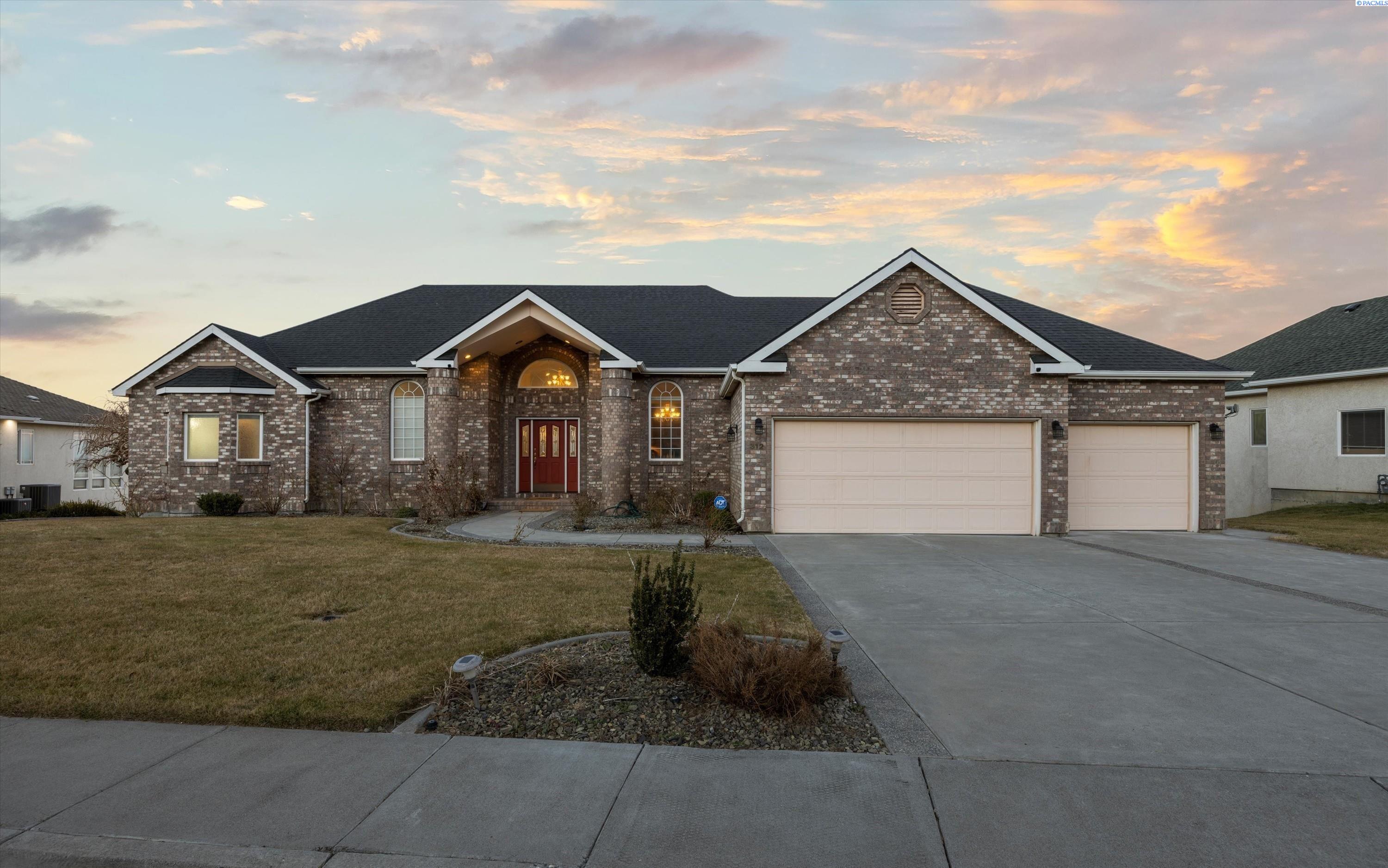 Richland, Washington 99352, United States, 5 Bedrooms Bedrooms, ,4 BathroomsBathrooms,Residential,Active,237976