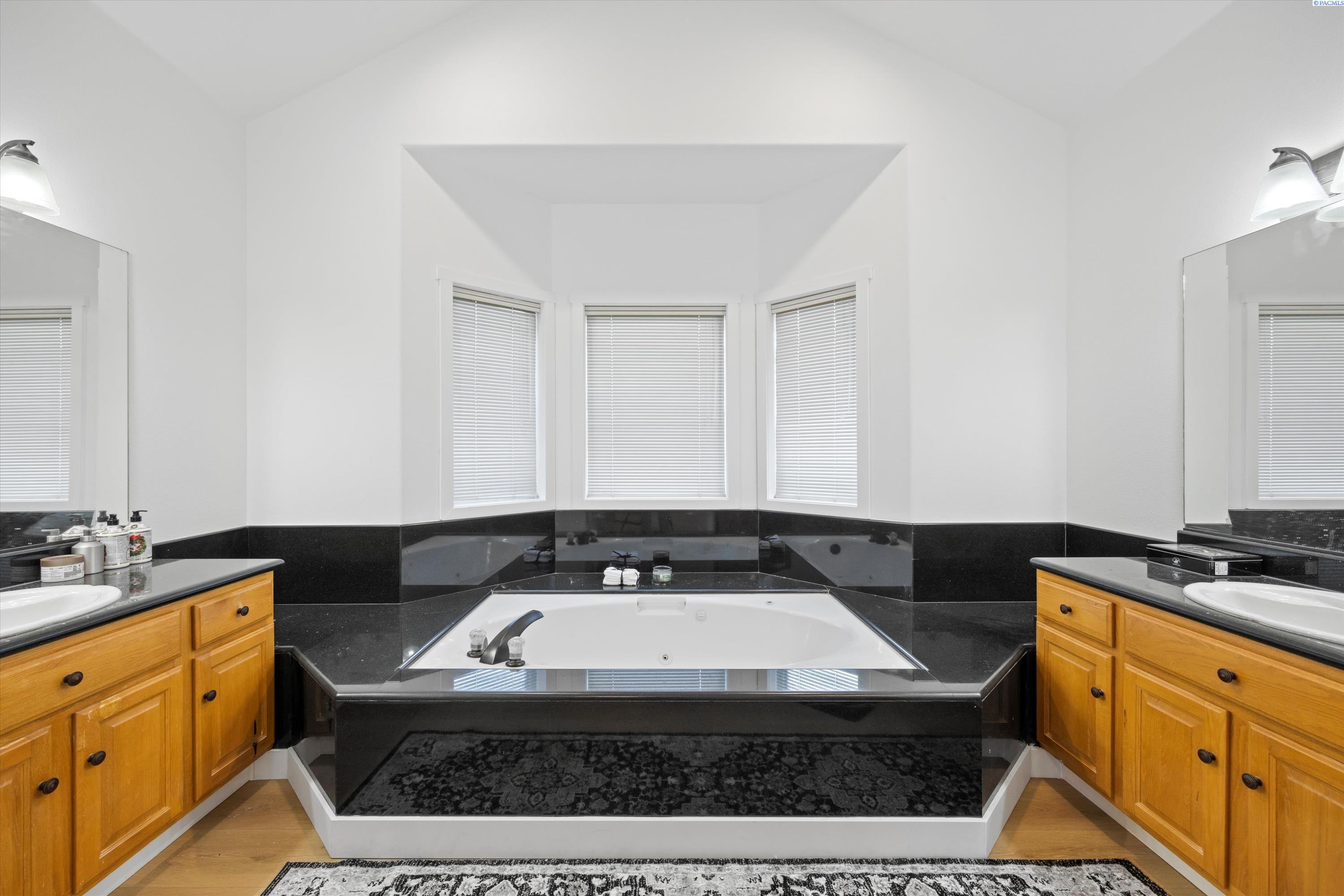 Richland, Washington 99352, United States, 5 Bedrooms Bedrooms, ,4 BathroomsBathrooms,Residential,Active,237976