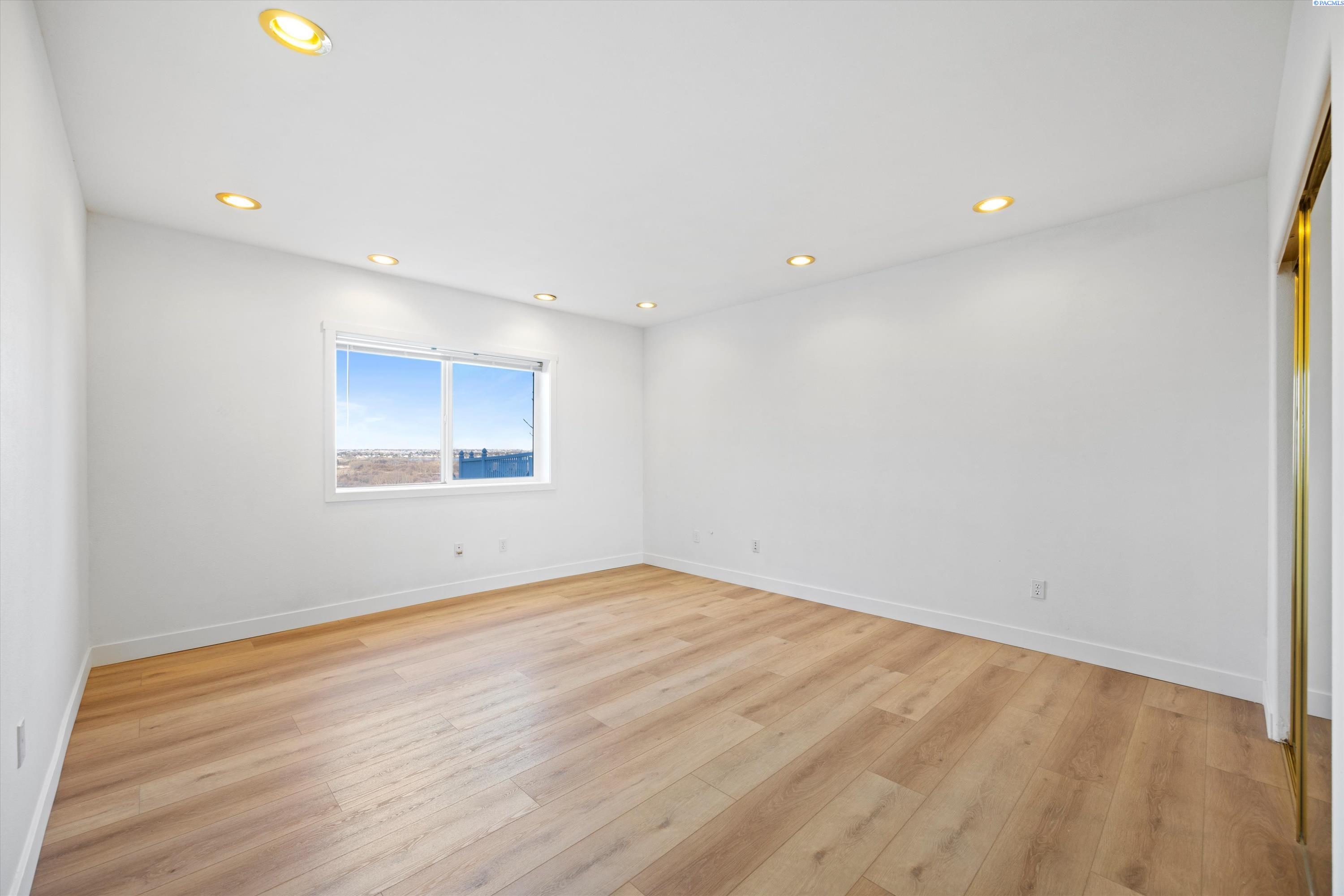 Richland, Washington 99352, United States, 5 Bedrooms Bedrooms, ,4 BathroomsBathrooms,Residential,Active,237976