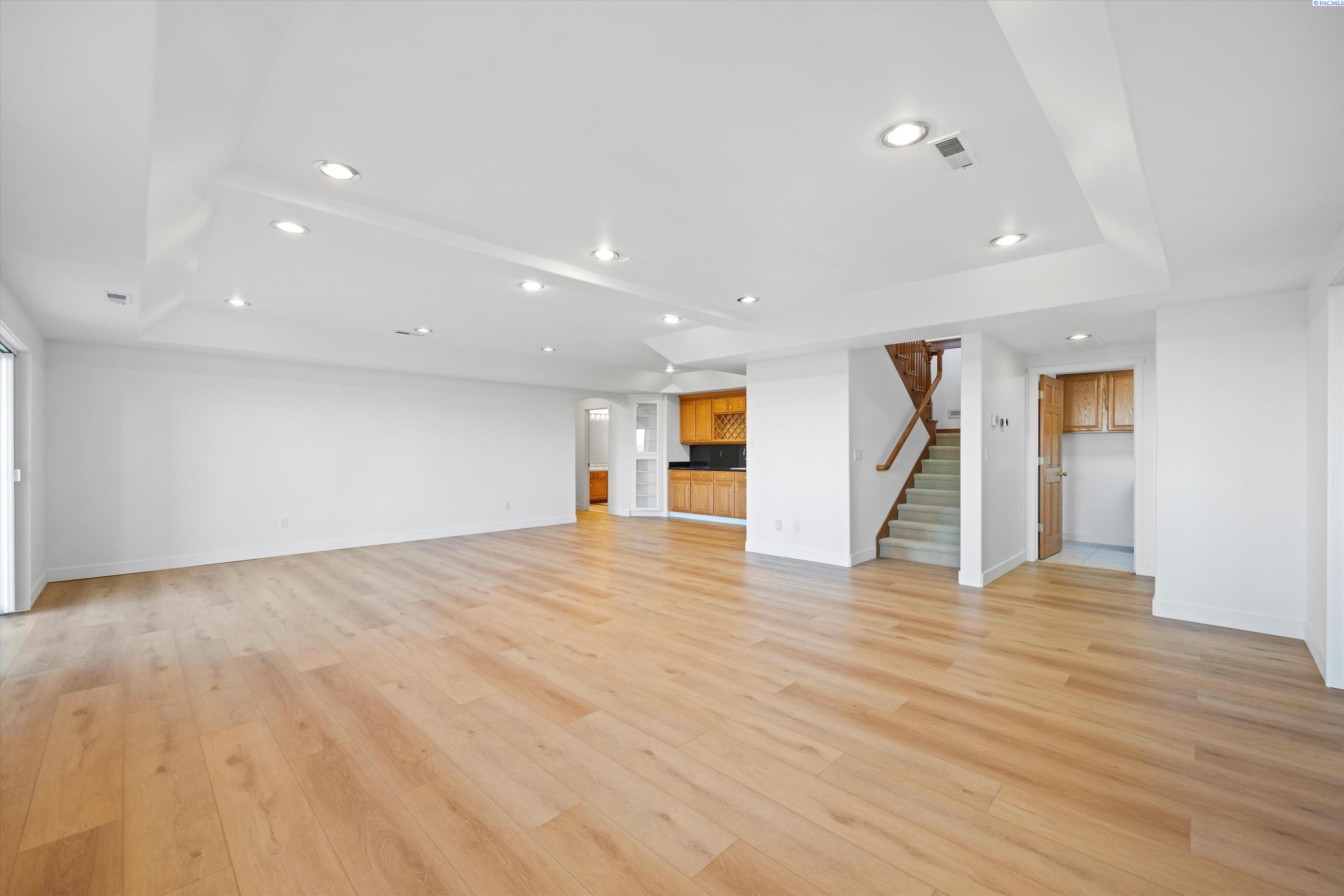 Richland, Washington 99352, United States, 5 Bedrooms Bedrooms, ,4 BathroomsBathrooms,Residential,Active,237976