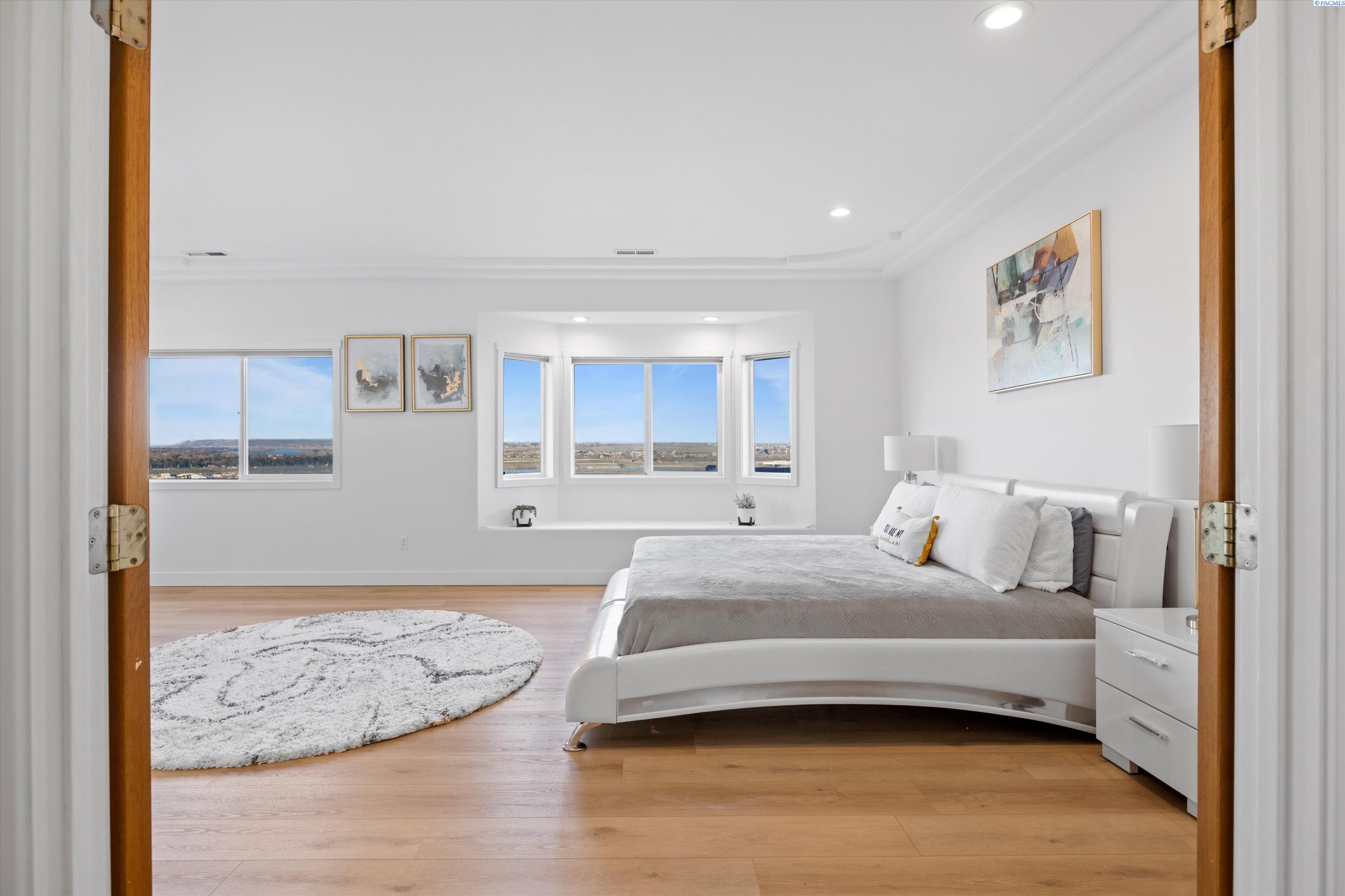 Richland, Washington 99352, United States, 5 Bedrooms Bedrooms, ,4 BathroomsBathrooms,Residential,Active,237976