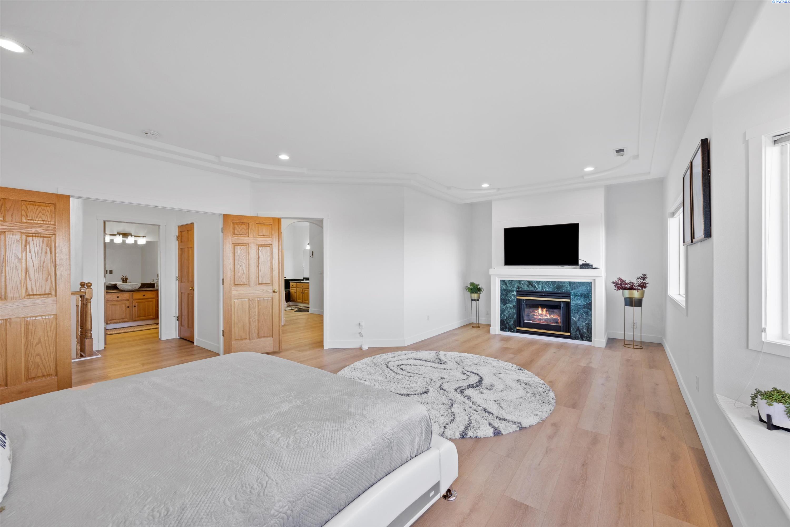 Richland, Washington 99352, United States, 5 Bedrooms Bedrooms, ,4 BathroomsBathrooms,Residential,Active,237976