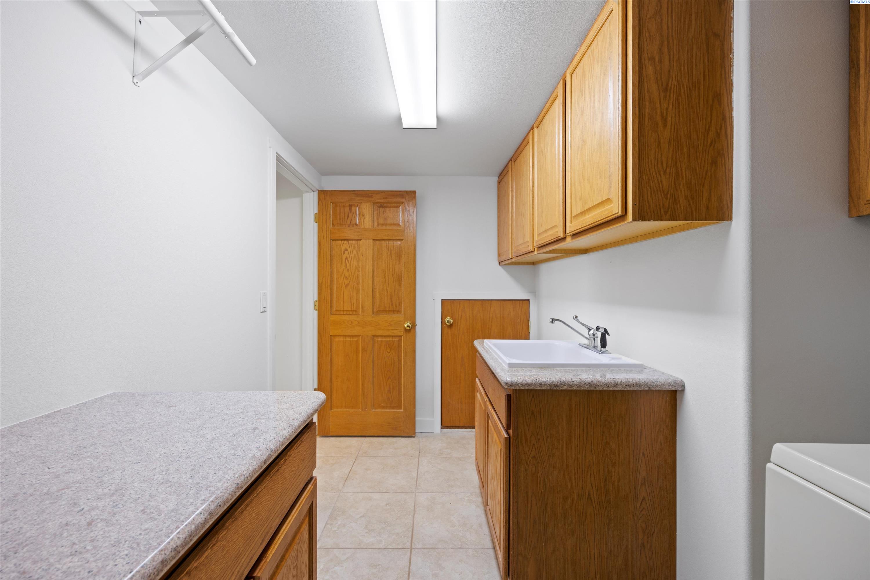 Richland, Washington 99352, United States, 5 Bedrooms Bedrooms, ,4 BathroomsBathrooms,Residential,Active,237976