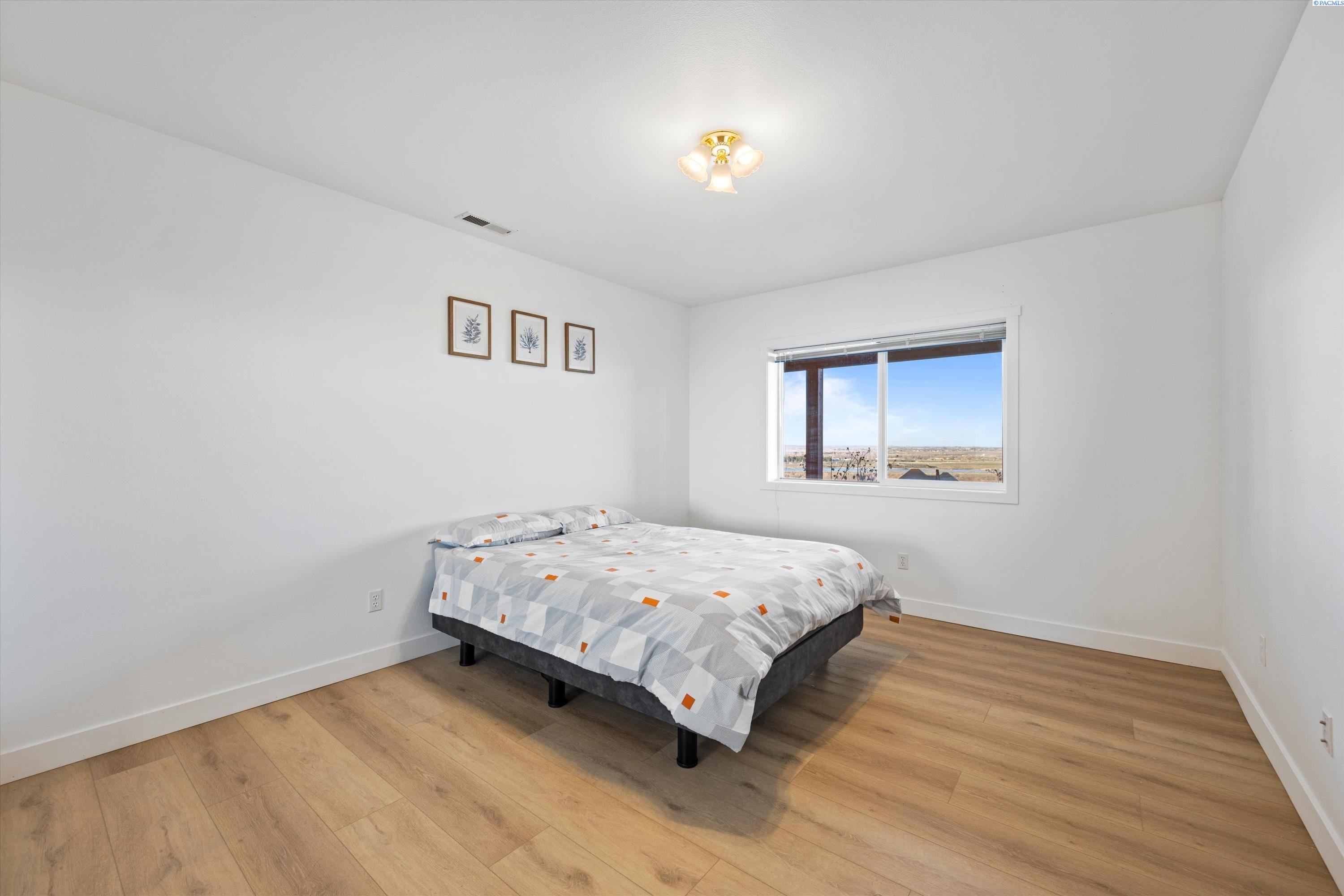 Richland, Washington 99352, United States, 5 Bedrooms Bedrooms, ,4 BathroomsBathrooms,Residential,Active,237976