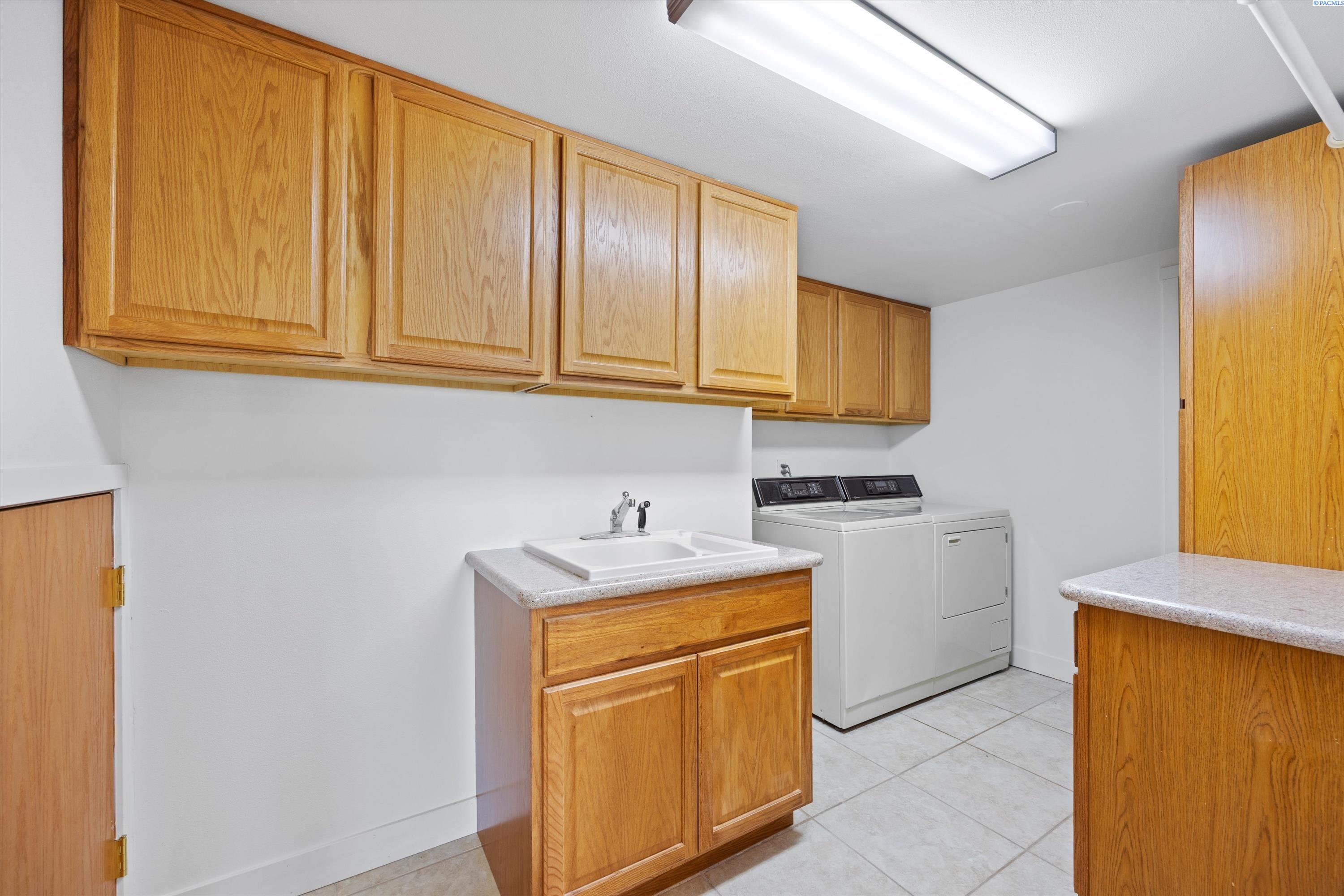 Richland, Washington 99352, United States, 5 Bedrooms Bedrooms, ,4 BathroomsBathrooms,Residential,Active,237976