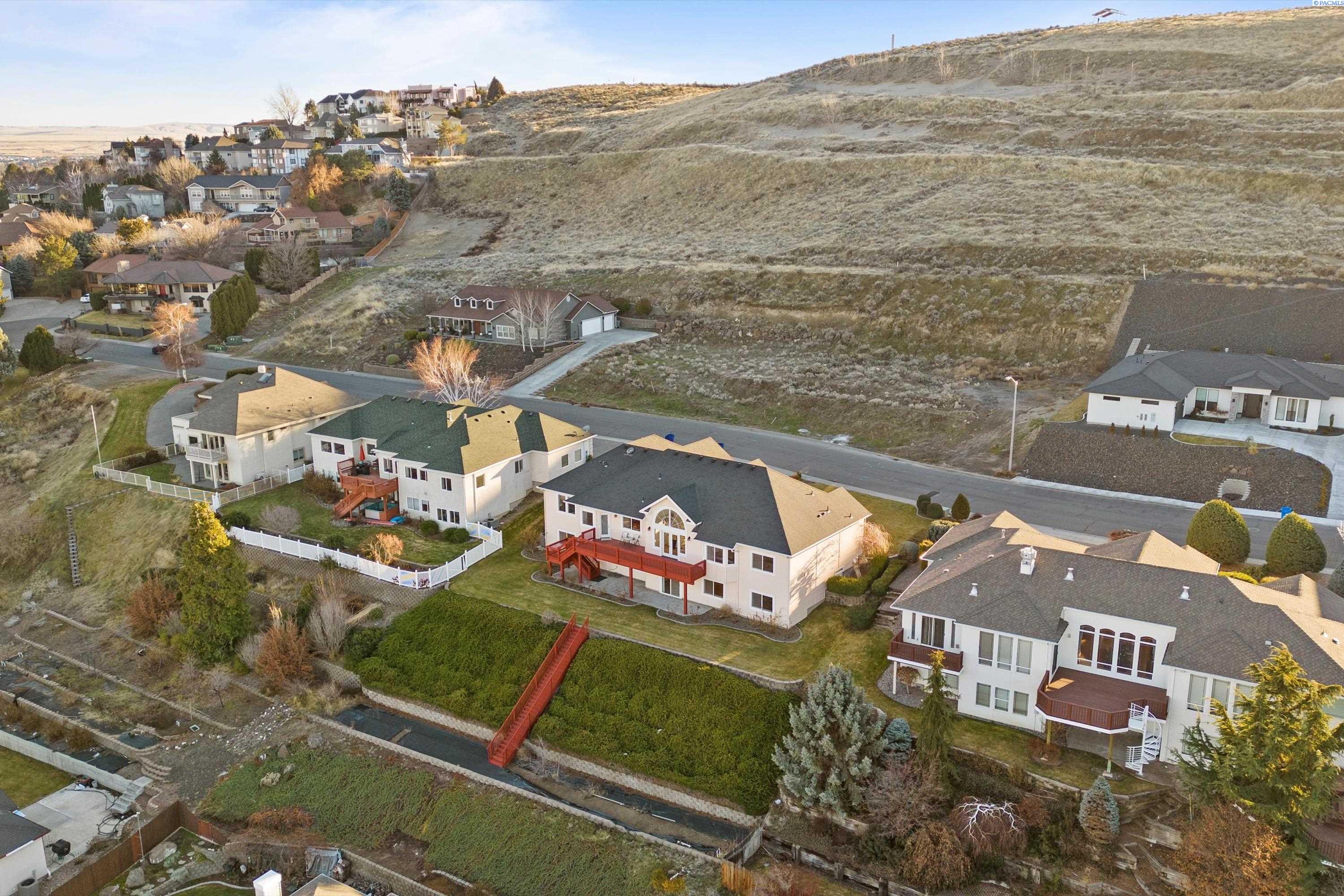 Richland, Washington 99352, United States, 5 Bedrooms Bedrooms, ,4 BathroomsBathrooms,Residential,Active,237976