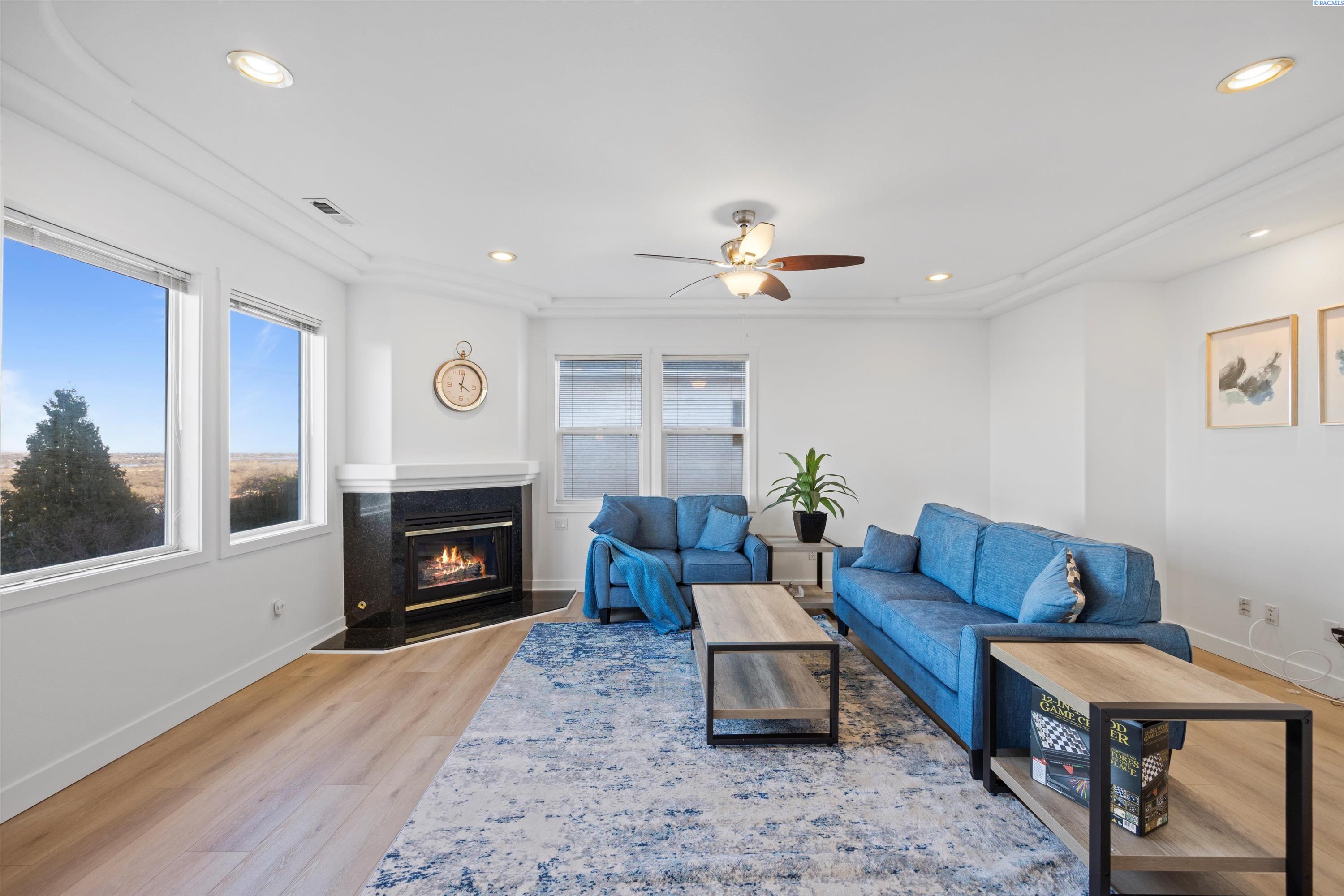 Richland, Washington 99352, United States, 5 Bedrooms Bedrooms, ,4 BathroomsBathrooms,Residential,Active,237976