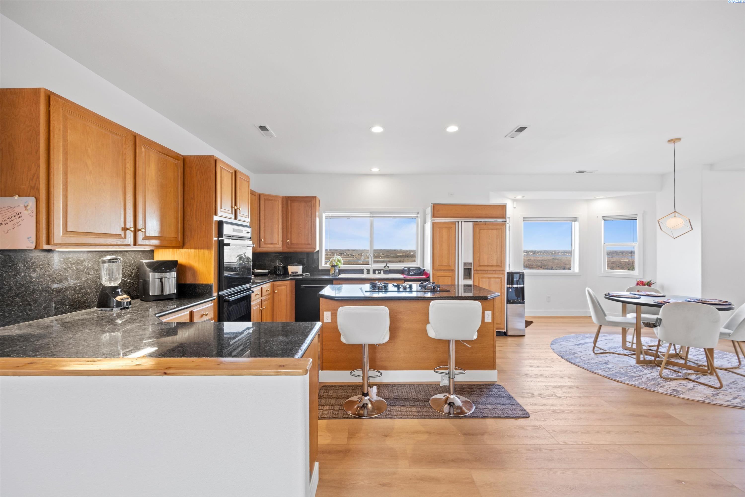 Richland, Washington 99352, United States, 5 Bedrooms Bedrooms, ,4 BathroomsBathrooms,Residential,Active,237976