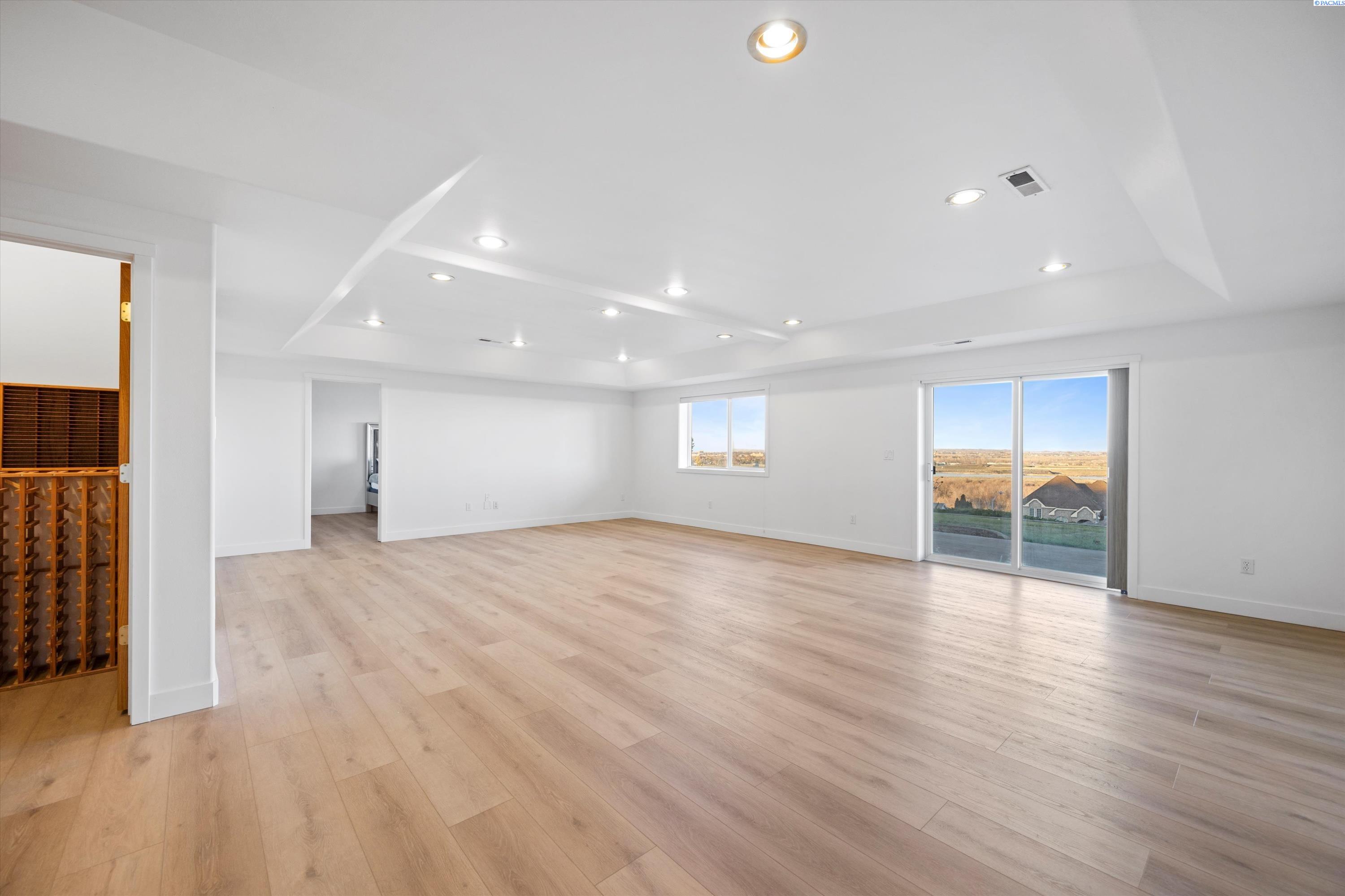 Richland, Washington 99352, United States, 5 Bedrooms Bedrooms, ,4 BathroomsBathrooms,Residential,Active,237976