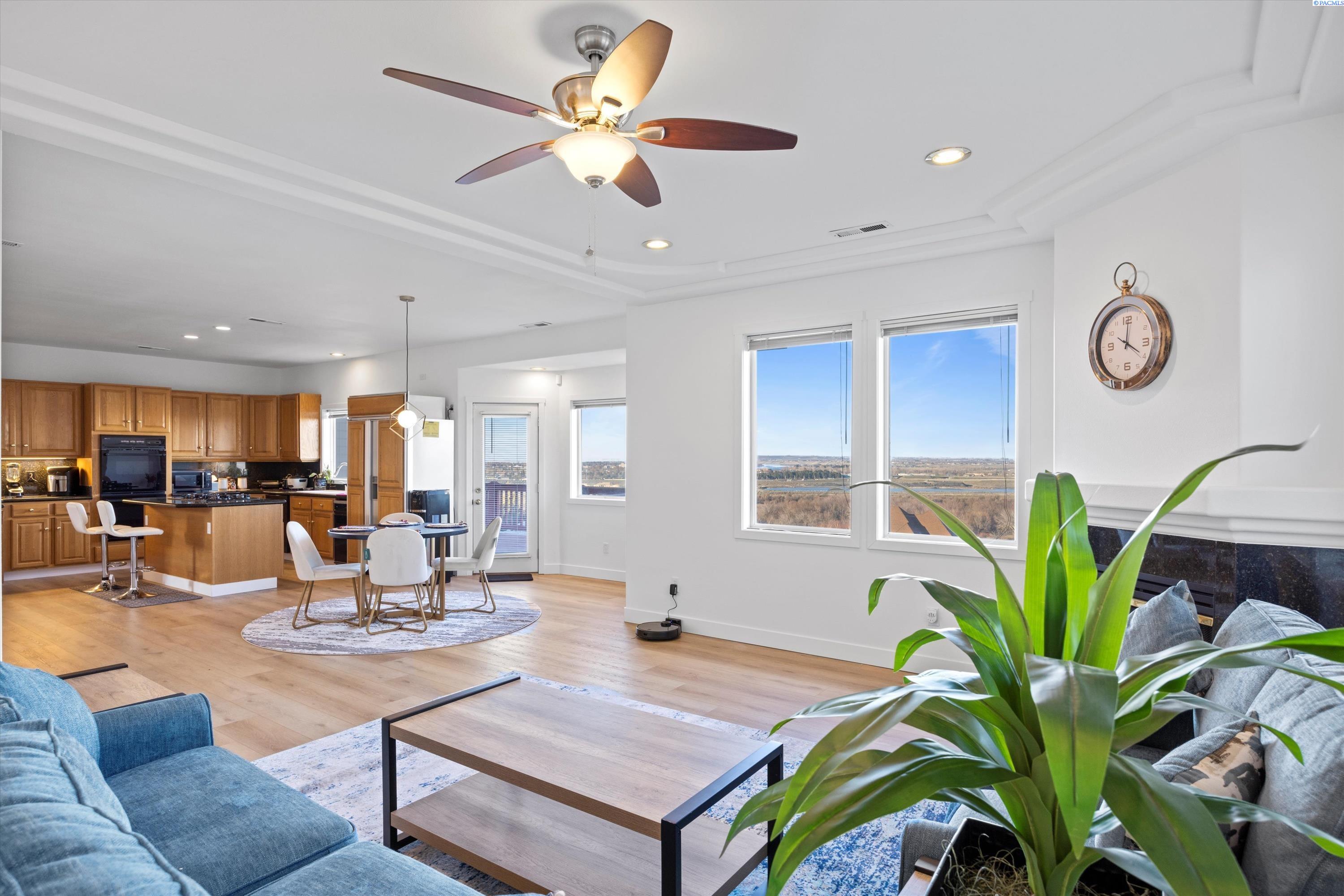 Richland, Washington 99352, United States, 5 Bedrooms Bedrooms, ,4 BathroomsBathrooms,Residential,Active,237976