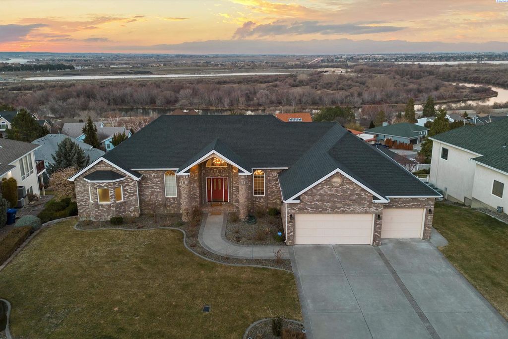 Photo of 312 Rockwood Drive, Richland, WA 99352 (MLS # 288616)