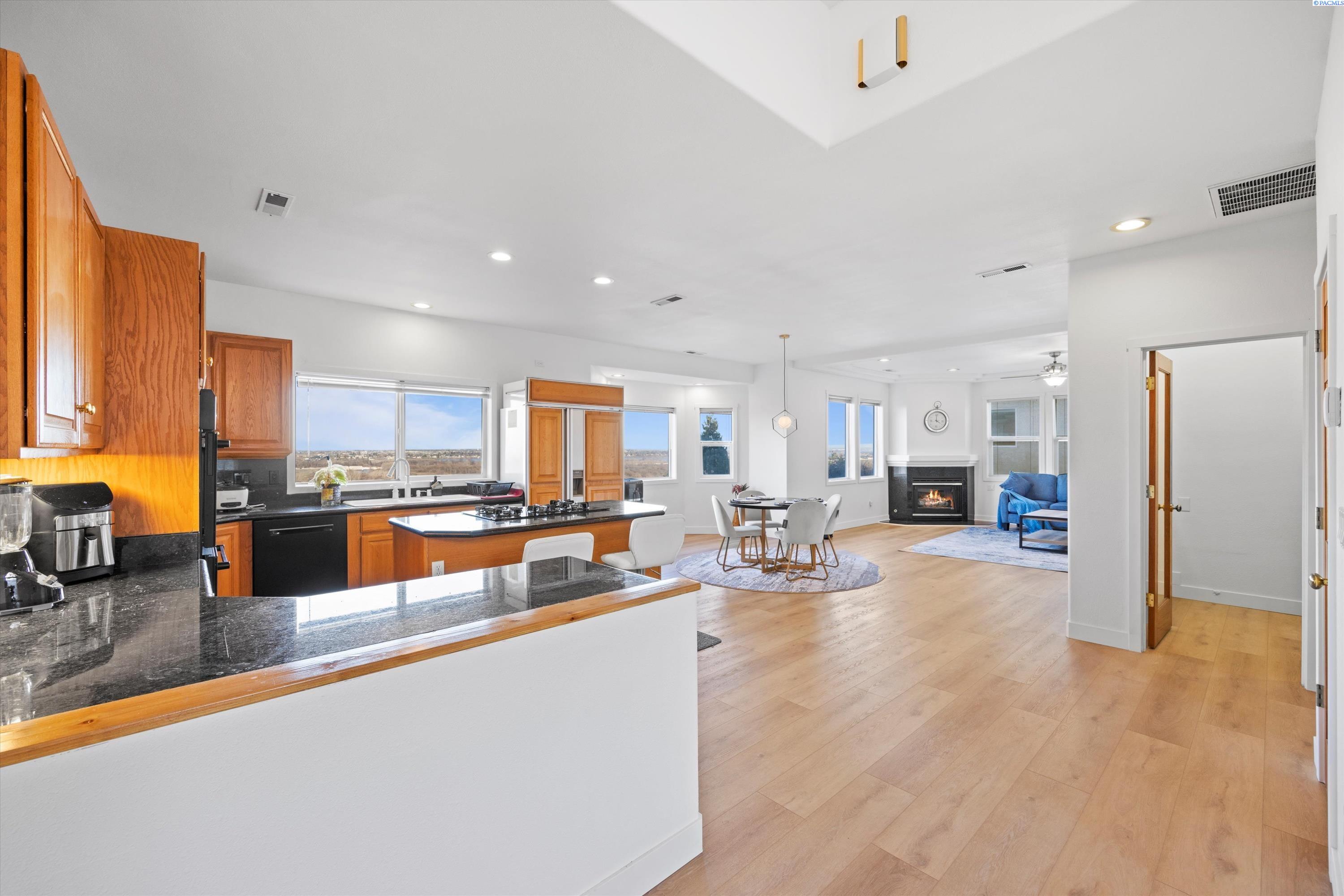 Richland, Washington 99352, United States, 5 Bedrooms Bedrooms, ,4 BathroomsBathrooms,Residential,Active,237976