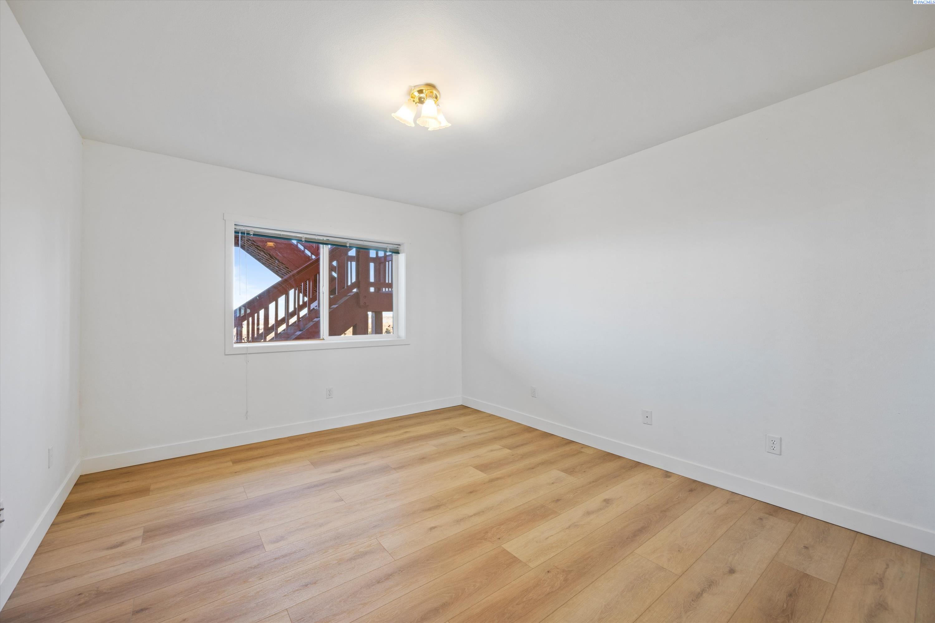 Richland, Washington 99352, United States, 5 Bedrooms Bedrooms, ,4 BathroomsBathrooms,Residential,Active,237976