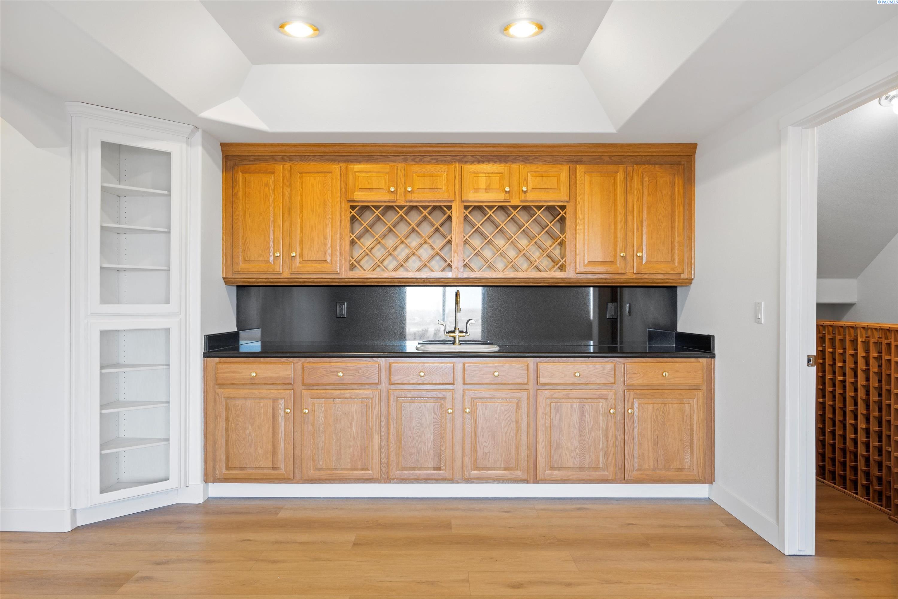 Richland, Washington 99352, United States, 5 Bedrooms Bedrooms, ,4 BathroomsBathrooms,Residential,Active,237976