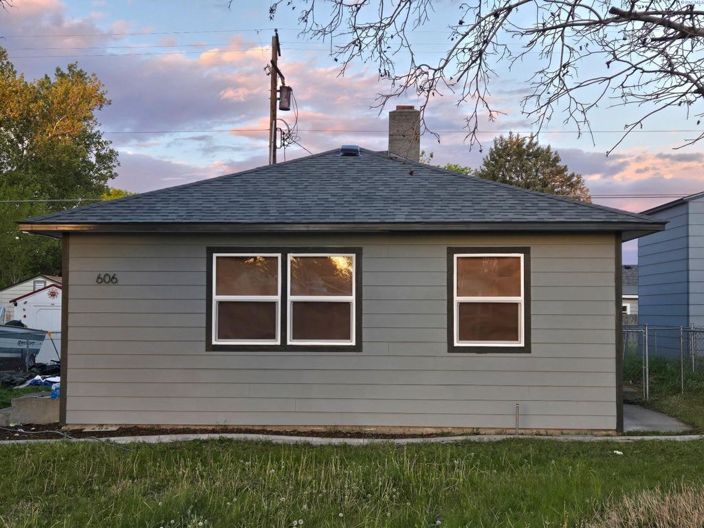 Photo of 606 Wright Ave, Richland, WA 99352 (MLS # 292337)