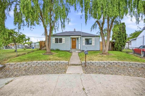 Photo of 716 E 5th Ave, Kennewick, WA 99336 (MLS # 293272)