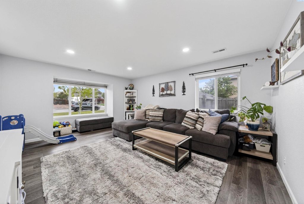 Photo of 5207 Holly Way, West Richland, WA 99353 (MLS # 292583)