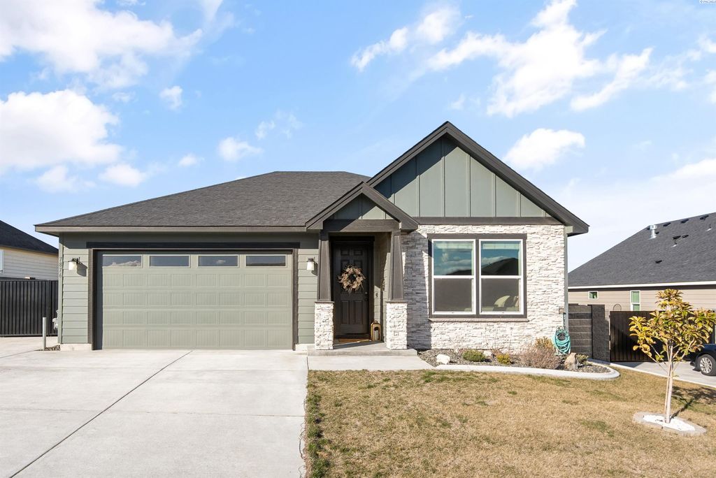 Photo of 7876 Cardinal Peak St, West Richland, WA 99353 (MLS # 291689)