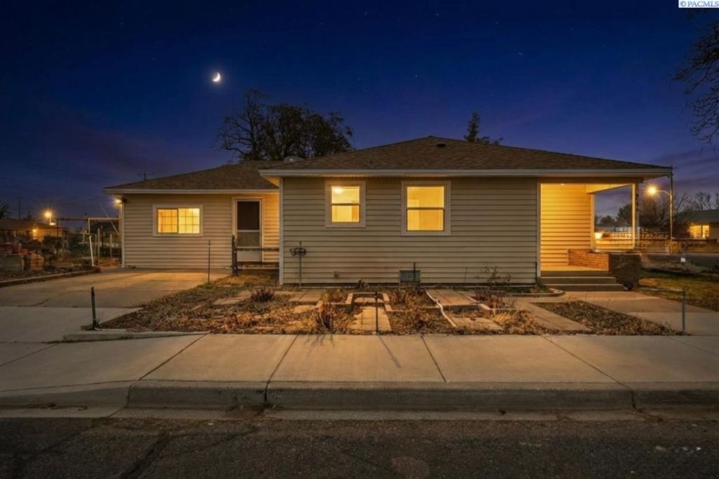 Photo of 248 E Date St, Connell, WA 99326 (MLS # 289902)