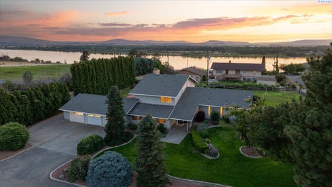 Photo of 590 Mcdonald Dr, Pasco, WA 99301 (MLS # 293803)
