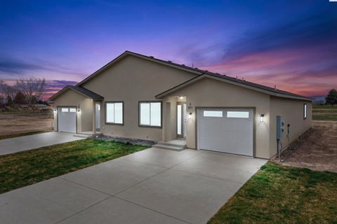 Photo of 401 E Bonnieview, Grandview, WA 98930 (MLS # 291321)