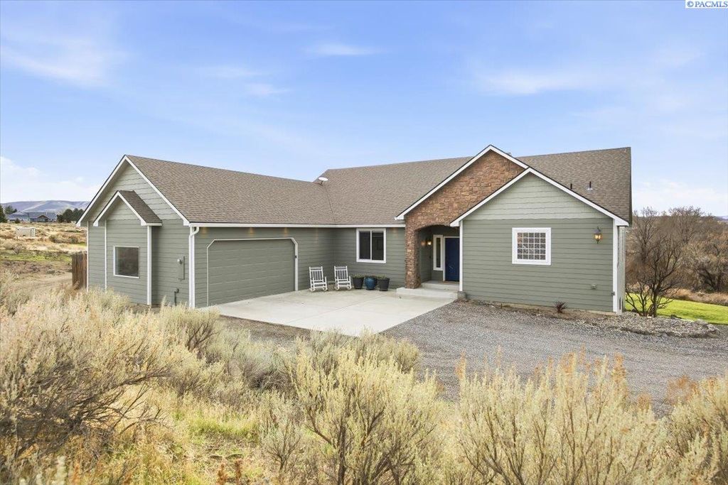Photo of 2010 S 38th Ave, West Richland, WA 99353 (MLS # 289341)