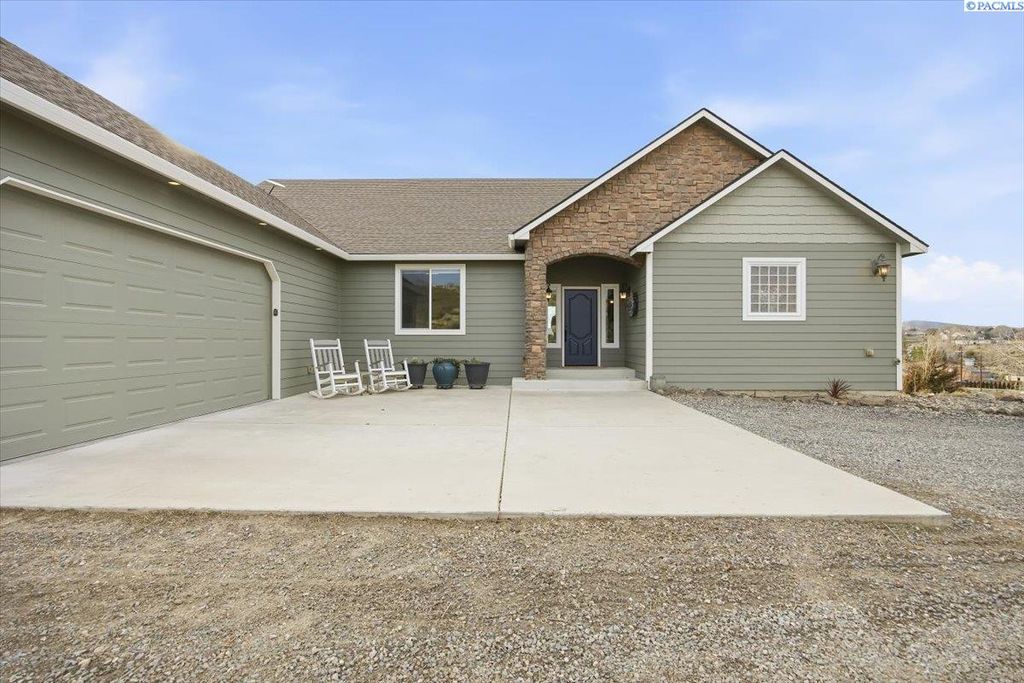 Photo of 2010 S 38th Ave, West Richland, WA 99353 (MLS # 289341)
