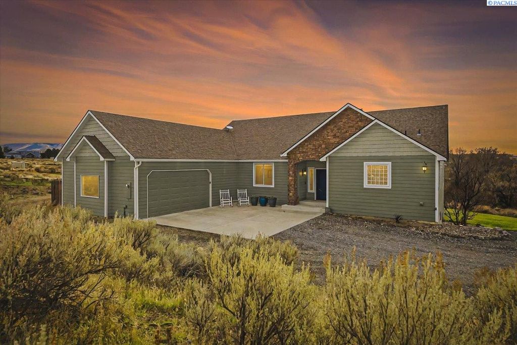 Photo of 2010 S 38th Ave, West Richland, WA 99353 (MLS # 289341)