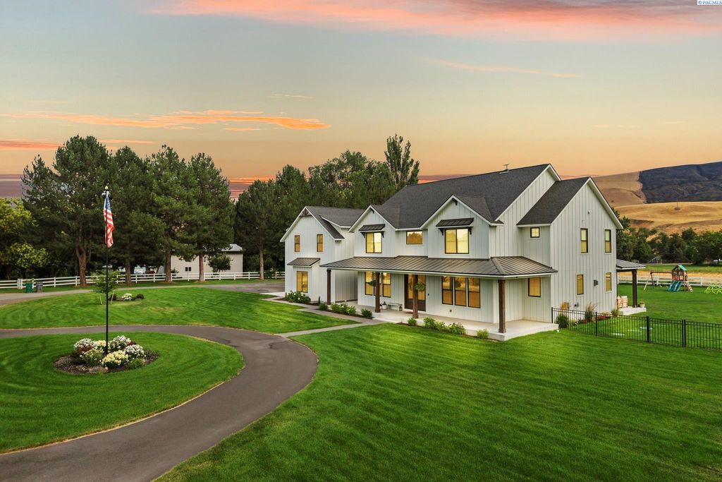 Photo of 88580 W 119 Pr Nw Pr, Prosser, WA 99350 (MLS # 290496)