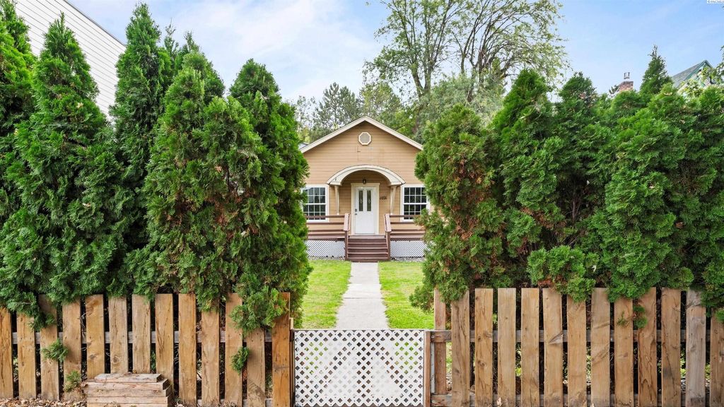 Photo of 1021 Park Ave, Prosser, WA 99350 (MLS # 292260)