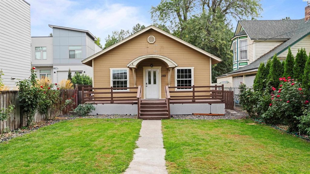 Photo of 1021 Park Ave, Prosser, WA 99350 (MLS # 292260)