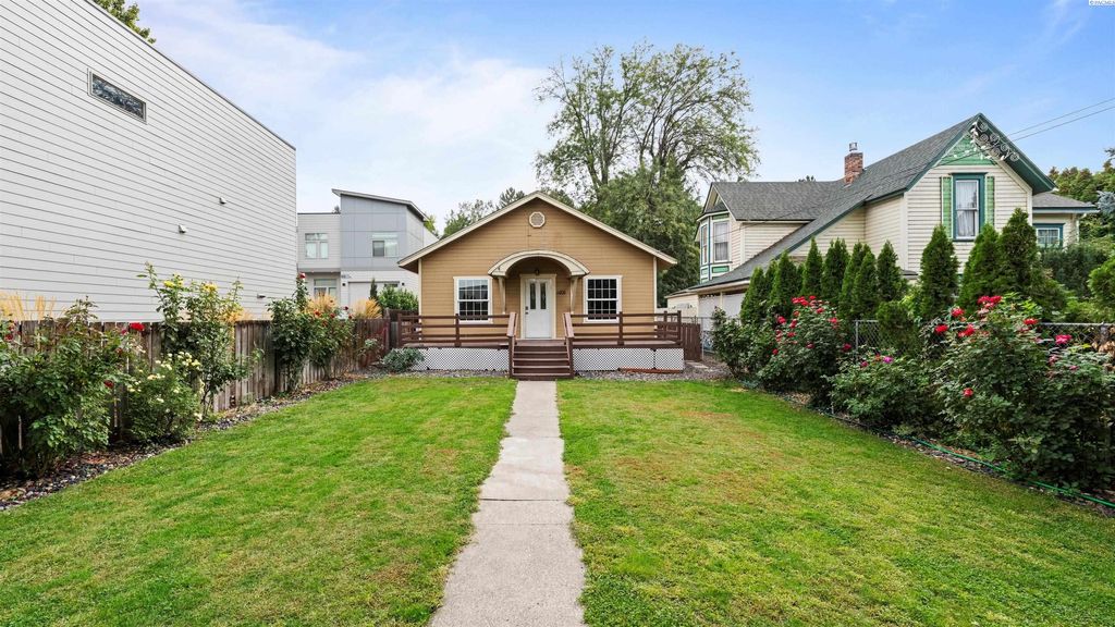 Photo of 1021 Park Ave, Prosser, WA 99350 (MLS # 292260)