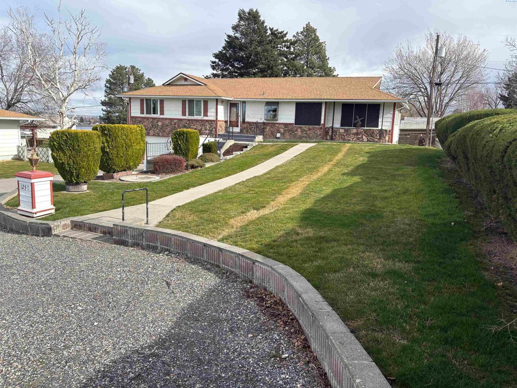 Photo of 1250 N Volland St, Kennewick, WA 99336 (MLS # 290587)