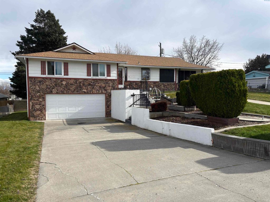 Photo of 1250 N Volland St, Kennewick, WA 99336 (MLS # 290587)