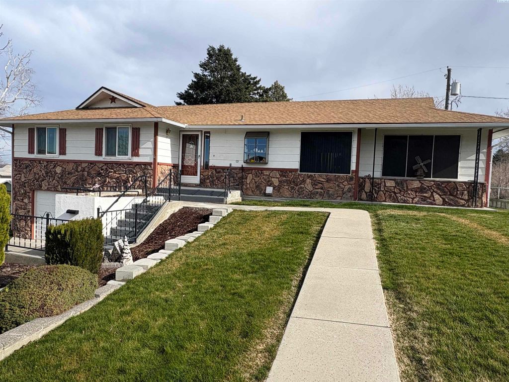 Photo of 1250 N Volland St, Kennewick, WA 99336 (MLS # 290587)