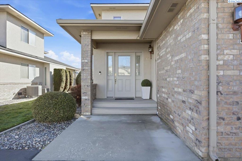 Photo of 3710 W Canyon Lakes Dr #E101, Kennewick, WA 99337 (MLS # 290781)