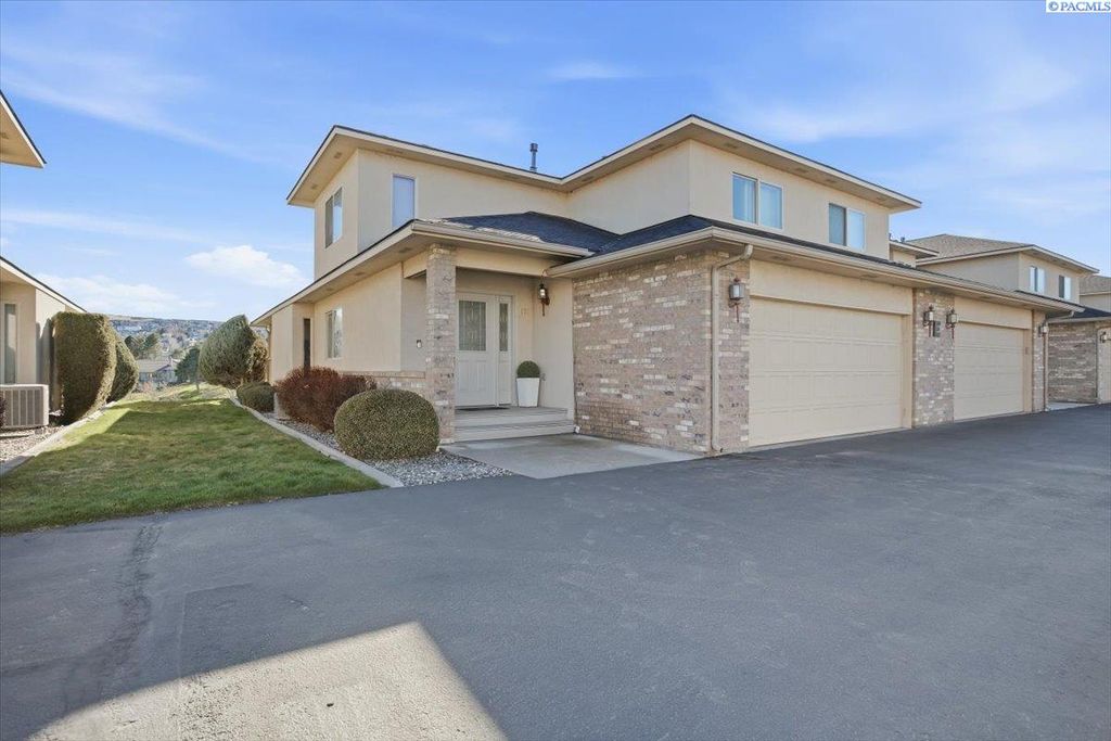 Photo of 3710 W Canyon Lakes Dr #E101, Kennewick, WA 99337 (MLS # 290781)