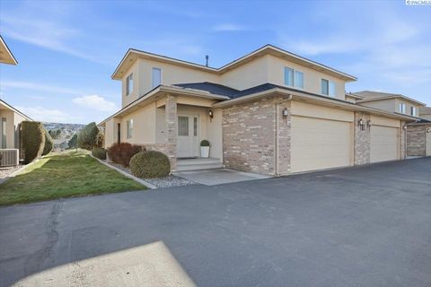 Photo of 3710 W Canyon Lakes Dr #e101 Dr, Kennewick, WA 99337 (MLS # 290781)