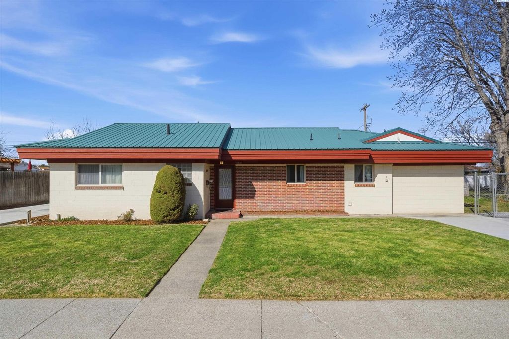 Photo of 2430 W Clearwater Ave, Kennewick, WA 99336 (MLS # 291032)