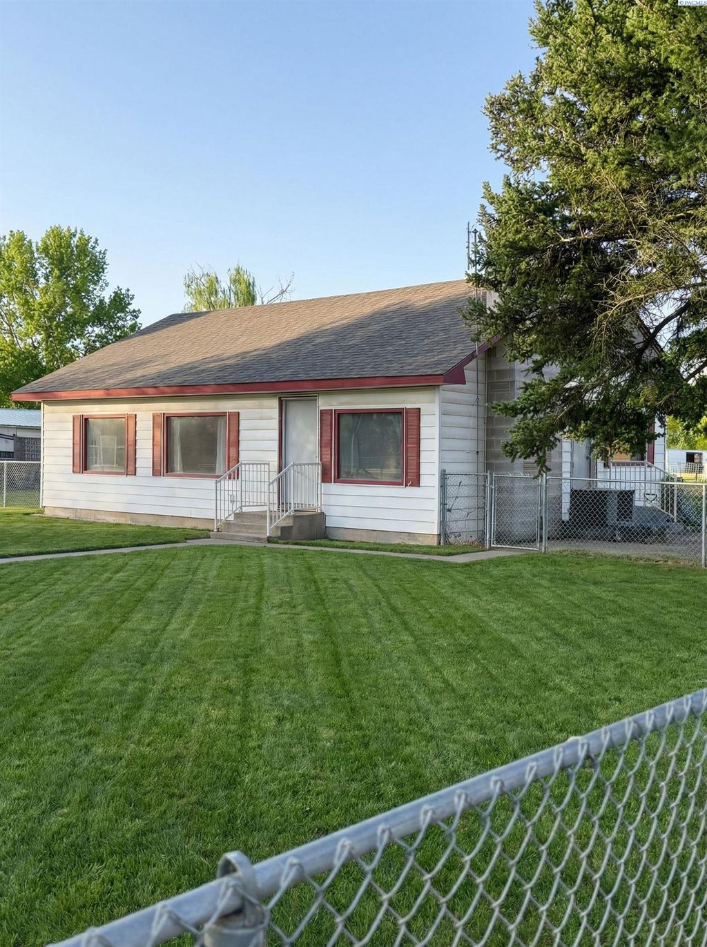 Photo of 205902 E Schuster Rd, Kennewick, WA 99337 (MLS # 289157)