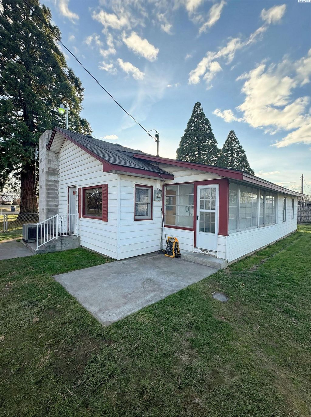 Photo of 205902 E Schuster Rd, Kennewick, WA 99337 (MLS # 289157)