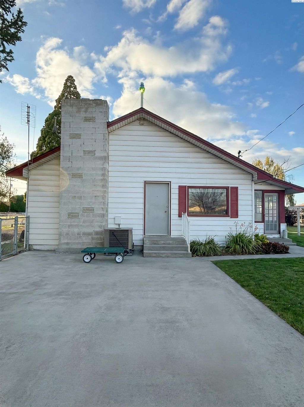 Photo of 205902 E Schuster Rd, Kennewick, WA 99337 (MLS # 289157)