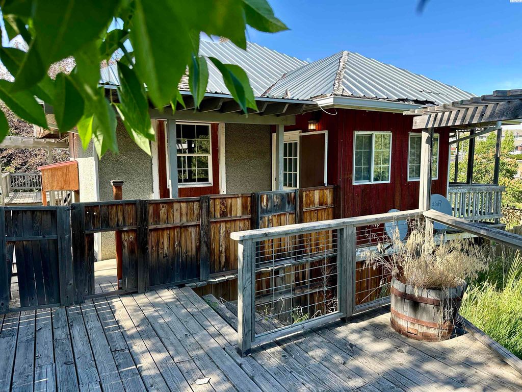 Photo of 150 NW Harold Dr, Pullman, WA 99163 (MLS # 289223)